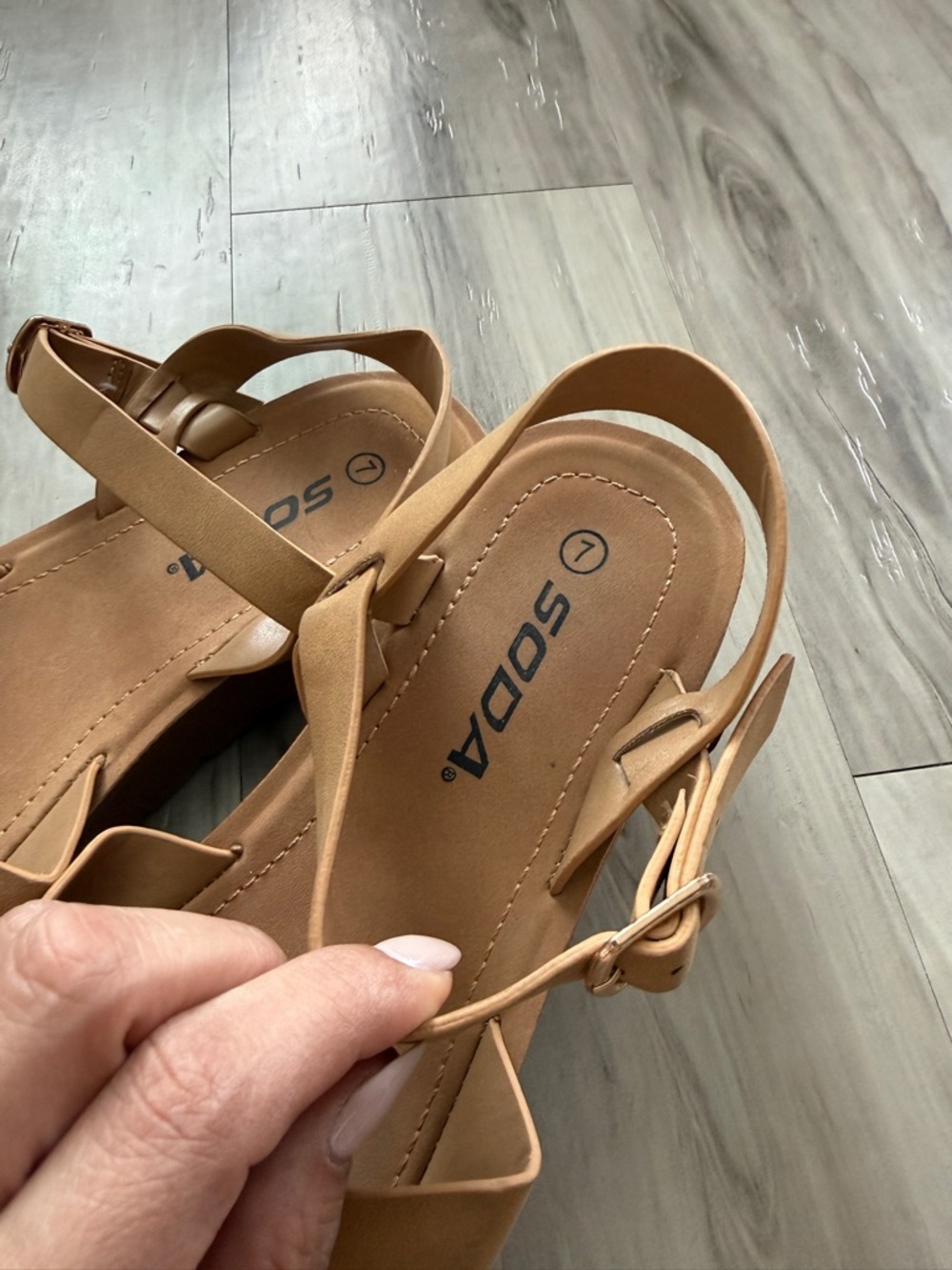 Soda Tan Strappy Chunky Sandals Women’s Size 7 Casual Summer Flat Ankle Strap - Picture 2 of 4
